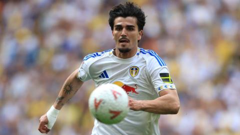 Pascal Struijk in action for Leeds