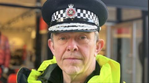 Prif Gwnstabl Heddlu De Cymru, Jeremy Vaughan, mewn iwnifform, mewn canolfan siopa brysur