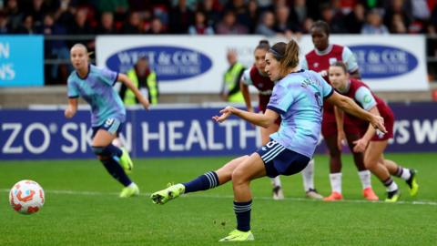 Mariona Caldentey scores a penalty