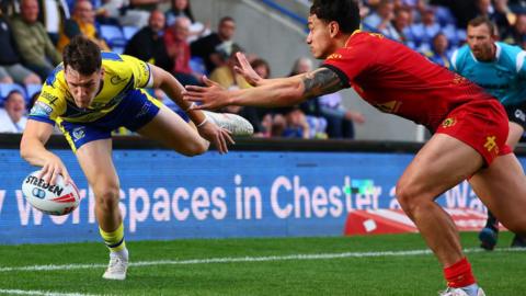 Josh Thewlis goes over in the corner for Warrington Wolves