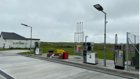 Stèisean Peatrail Chrosaboil ann an Tiriodh