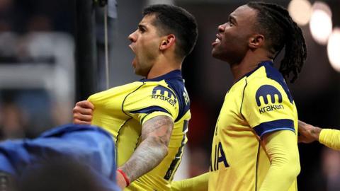 Cristian Romero celebrates