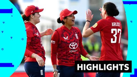 Nat Sciver-Brunt, Sophia Dunkley and Em Arlott celebrate