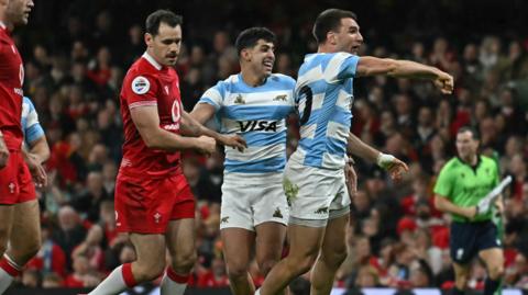 Chwaraewyr Yr Ariannin yn dathlu sgorio un o geisiau'r hanner cyntaf