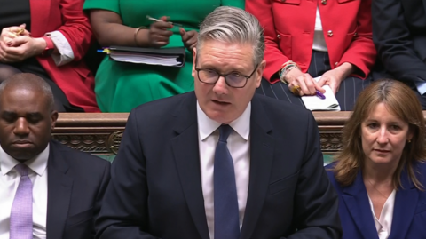 Sir Keir Starmer at PMQs, flanked by David Lammy and Rachel Reeves