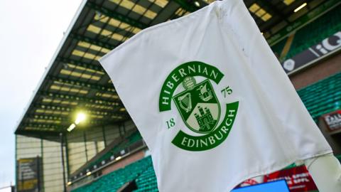 A corner flag with Hibernian on it