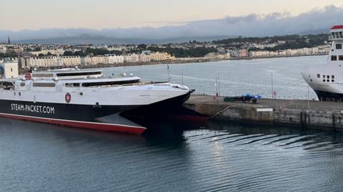 Steam Packet vessel Manannan tide up to the Queen Victoria Pier