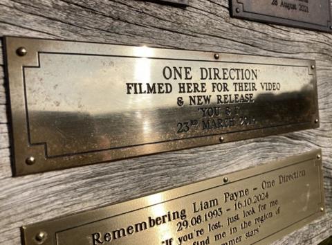 The new gold plaque which reads "Remembering Liam Payne - One Direction 29.08.1993 - 16.10.2024 and a quote from his favourite song