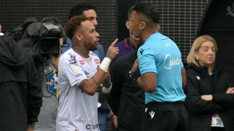 Neymar points his finger at an official during his side's defeat by Coritiba