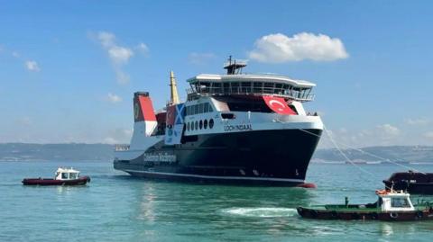 An MV Loch Indaal anns an uisge san Tuirc far an deach a cur air bhog