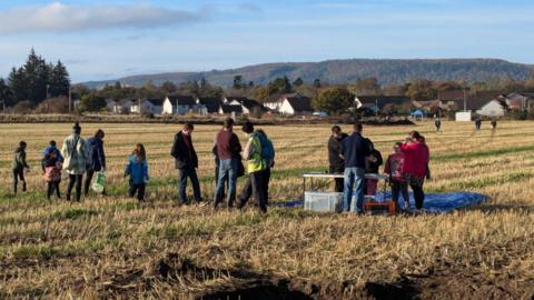 Daoine air an talamh air a bheil Smiddy Field a tha a-nis fo shealbh na buidhne Cnoc nan Giall Earranta
