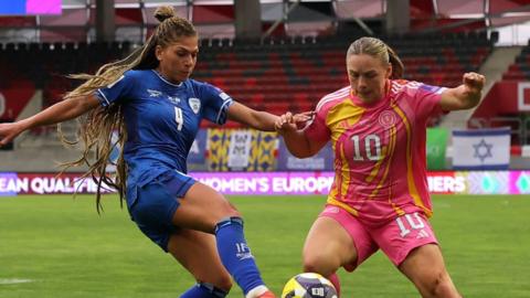 Israel's Itaf Alkisi and Scotland's Kirsty Hanson in action