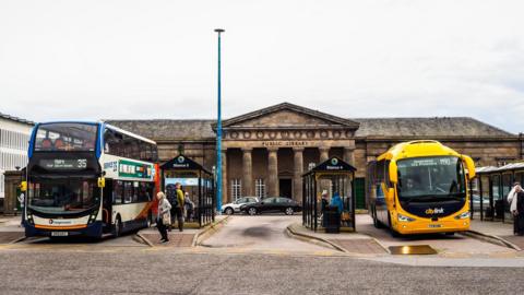 Stèisean nam Busaichean ann an Inbhir Nis 