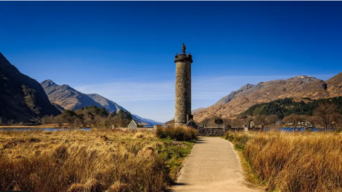 Carragh-chuimhne ann an Gleann Fhionnainn