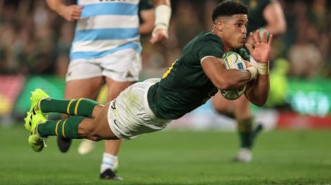 Sacha Feinberg-Mngomezulu scores a try for South Africa against Argentina