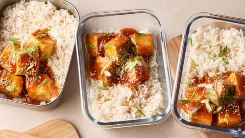 Sriracha ‘honey’ tofu rice bowl