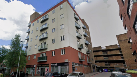 A Google Maps picture of Gowring House, a six-storey flat building in Bracknell, with other buildings nearby.