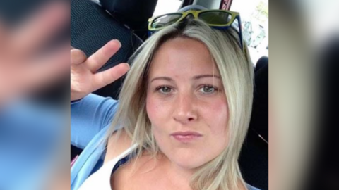 Cafodd Joanne Penney, 40, ei darganfod ag anafiadau difrifol mewn fflat yn Nhonysguboriau ym mis Mawrth