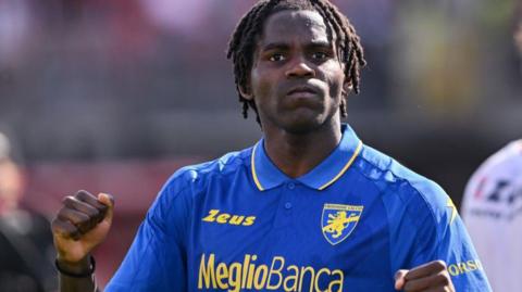 Caleb Okoli in action for Frosinone