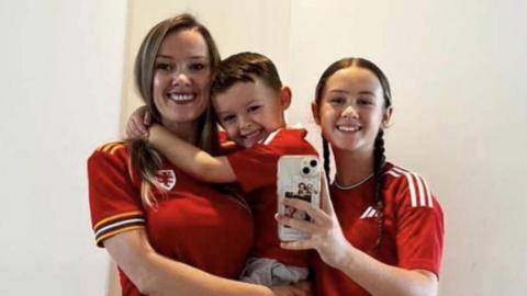 Rhiana Mair a'i phlant Oisín Rhys ac Anía Mair