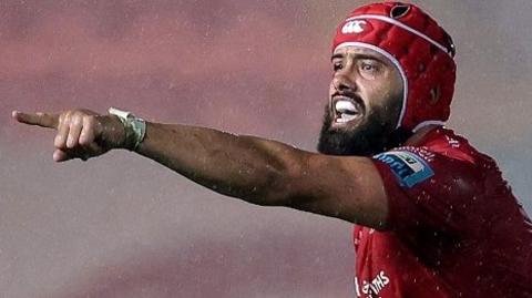 Josh Macleod points the way for Scarlets