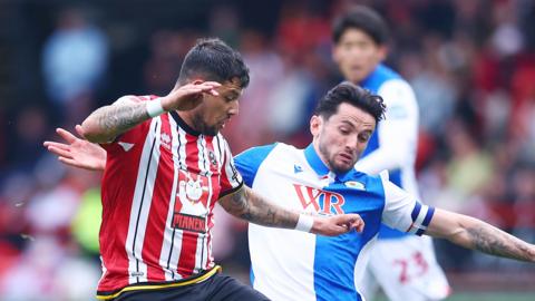 Sheffield United's Gus Hamer and Blackburn's Lewis Travis challenge for the ball