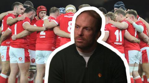 Alun Wyn Jones with the Wales squad in a huddle