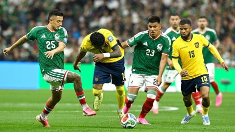 Roberto Alvarado and Ecuador's midfielder #19 Gonzalo Plata 
