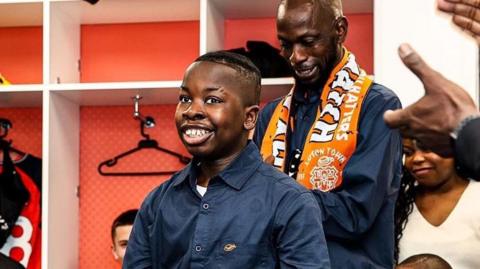 Kayden met Luton Town players during a visit to the dressing room.