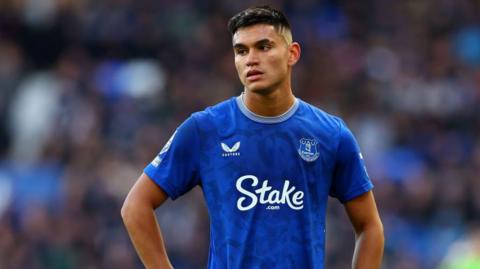 Carlos Alcaraz stood with his hands on his hips