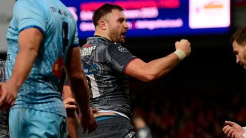 Gloucester rugby forward Will Trenholm punches air and roars at crowd in grey and black away kit