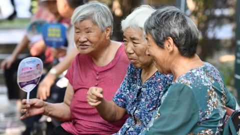 Elderly people relax at a park on Lindai Road in Yingzhou district of Fuyang city, East China's Anhui province