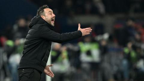 Roberto de Zerbi shouts from the sidelines