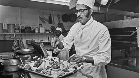Black and white image of a chef at work in the kitchen in Victory House in 1973. © Hulton Archive/Getty Images