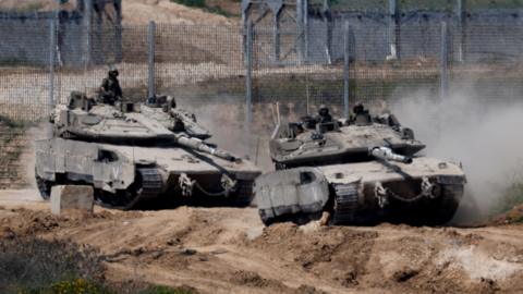 File photo showing Israeli tanks entering Israel from Gaza (18 March 2025)
