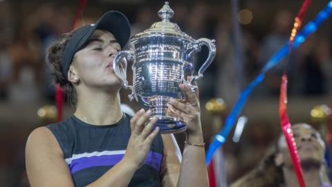 Bianca Andreescu kisses the US Open trophy