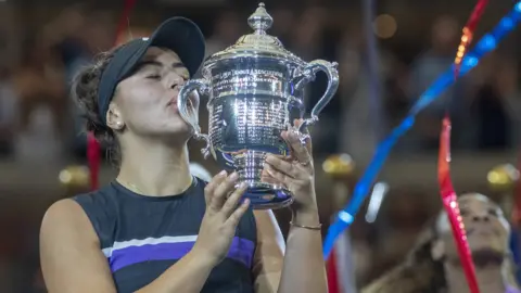 Bianca Andreescu kisses the US Open trophy
