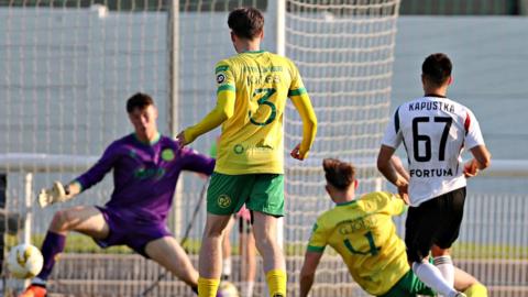 Bartosz Kaputska scores Legia Warsaw's opening goal