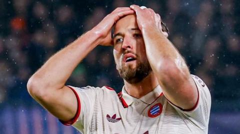 Harry Kane looks dejected during Bayern Munich's game against Feyenoord