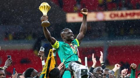 sadio mane holding trophy