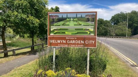 Road sign welcoming drivers to Welwyn Garden City