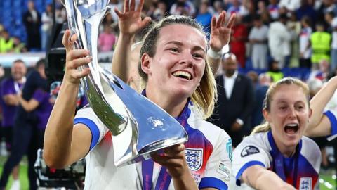 Lauren Hemp lifts the Euro 2025 trophy 