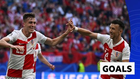  Perišić and Kramarić,  high fiving