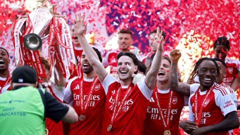 Arsenal lift trophy
