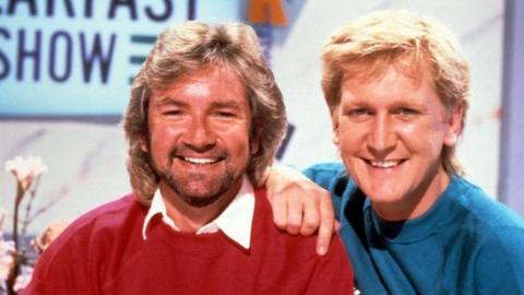 Mike Smith, former Radio 1 DJ, dies aged 59 - BBC News