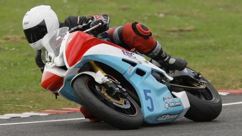 Racer Kara Rann dies after motorbike crash at Pembrey track - BBC News