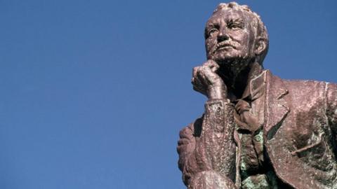 Rhodes statue removed in Cape Town as crowd celebrates - BBC News