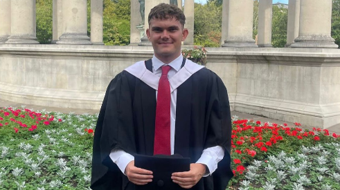 Cai Rhun ar ddiwrnod ei seremoni raddio