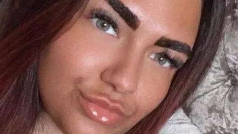  Llun agos o wyneb Sarah Thompson, sy'n fam ifanc, yn edrych ar y camera.