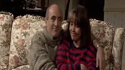 Dewi 'Pws' Morris gyda Caryl Parry Jones mewn pennod o Hapus Dyrfa (1990)